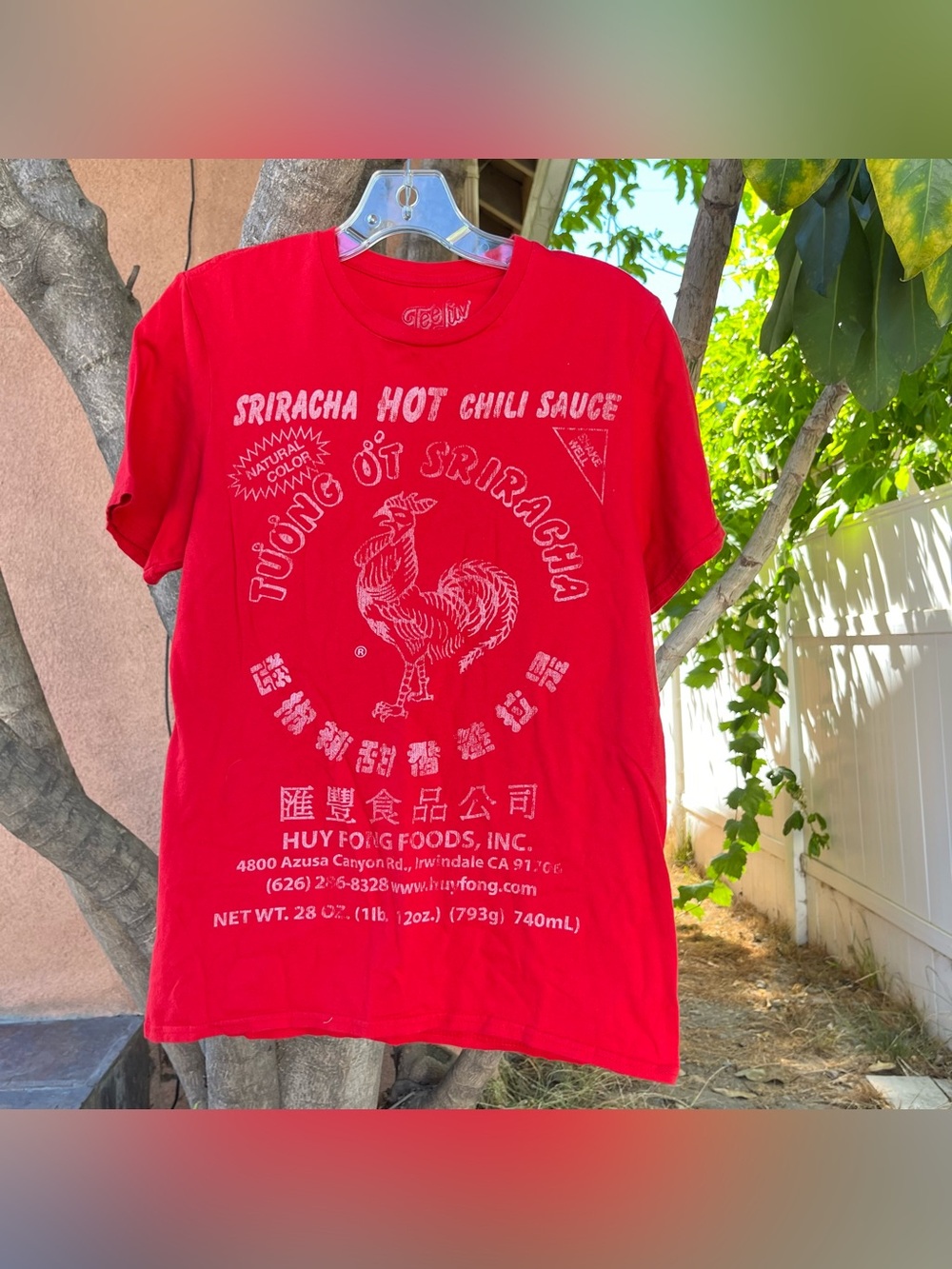 Huy Fong Sriracha Tee Luv Hot Chili 🌶️ Sauce Red Graphic T-Shirt.